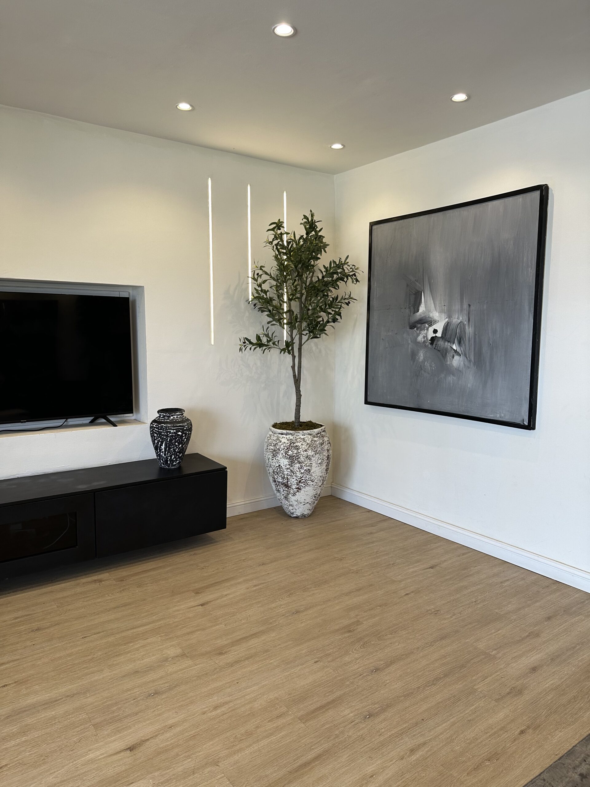 Rustic White Lake Antique Pot – elegant white rustic planter for home decor in Nigeria with weathered finish.